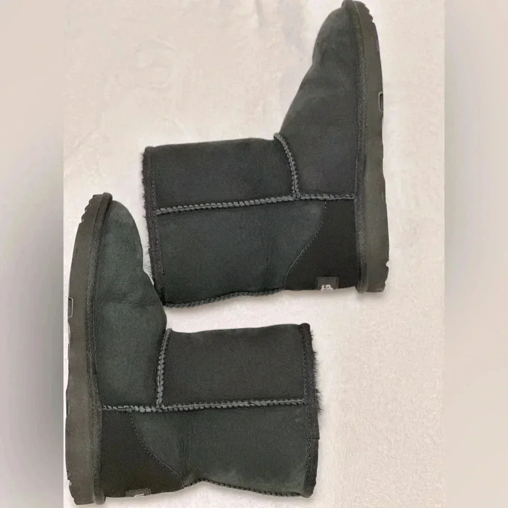 UGG Unisex Kid’s Classic Short Water Resistant Genuine Shesrling Boot Size 3